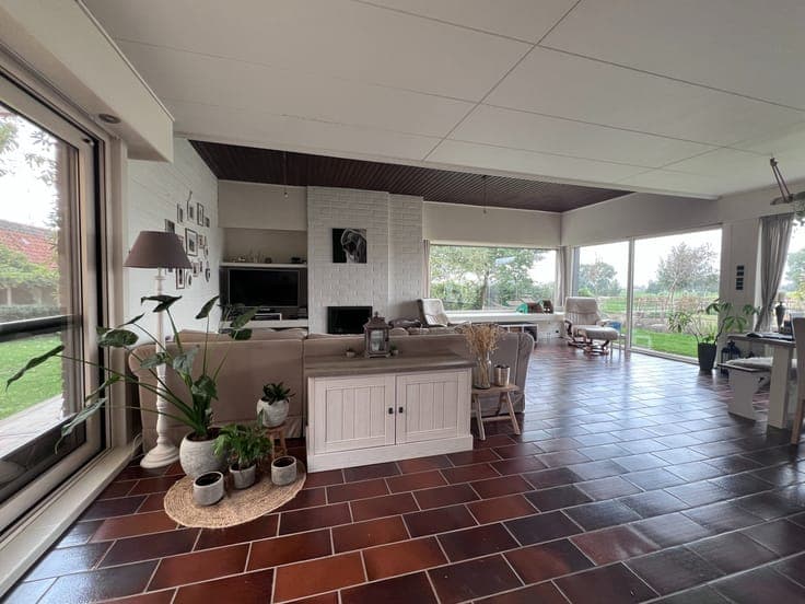 Landelijk gelegen woning met 4 slaapkamers en weide.