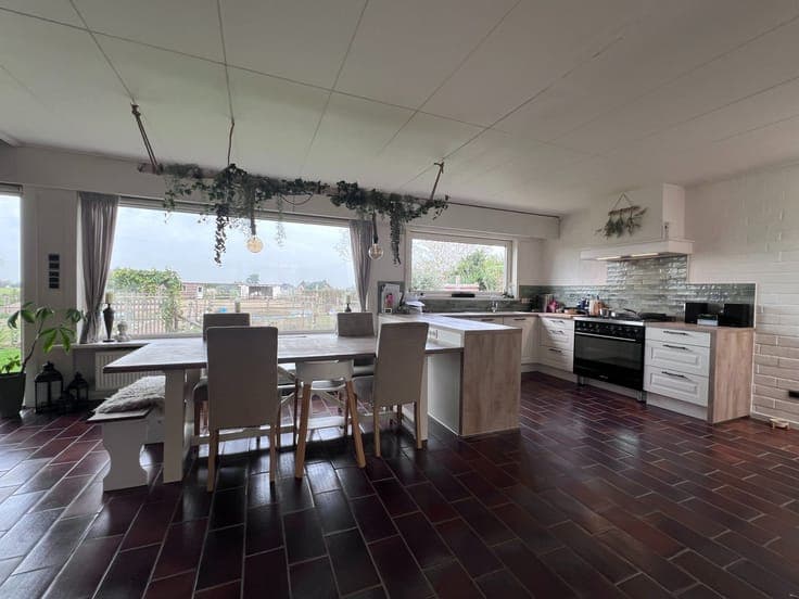 Landelijk gelegen woning met 4 slaapkamers en weide.