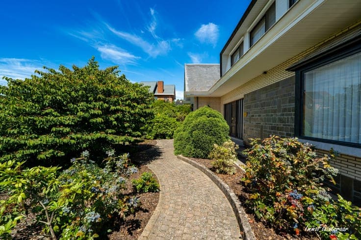 Spacious house with shed on approximately 1 hectare in Lumm