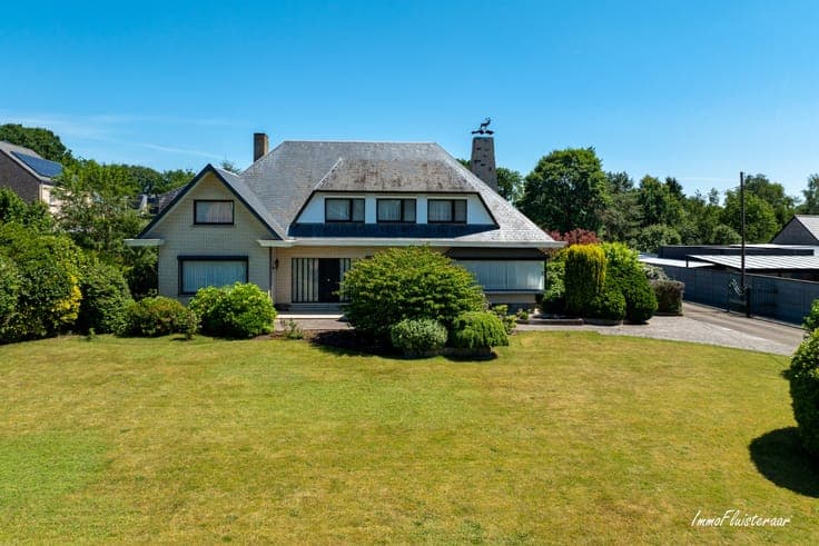 Spacious house with shed on approximately 1 hectare in Lumm