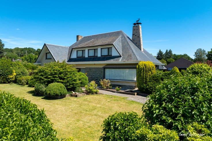 Spacious house with shed on approximately 1 hectare in Lumm