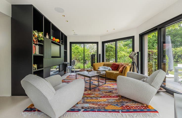 Exceptional villa with concierge service and separate office