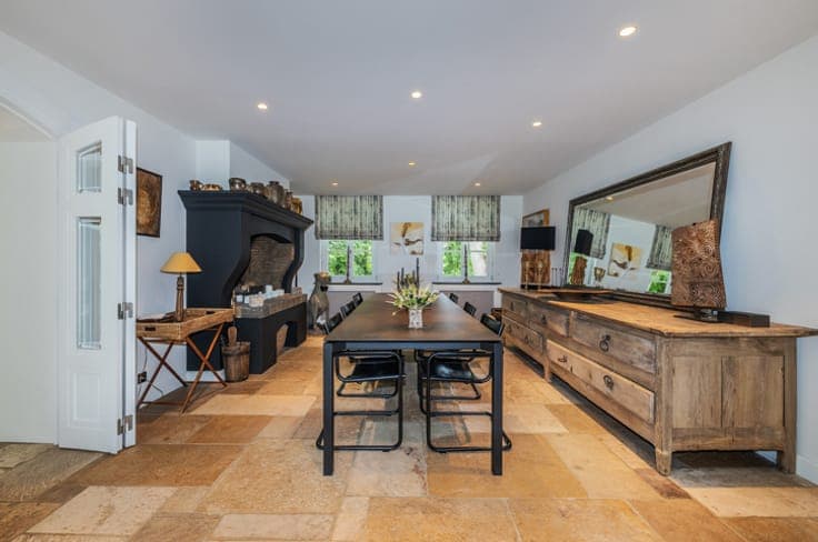 Exceptional villa with concierge service and separate office