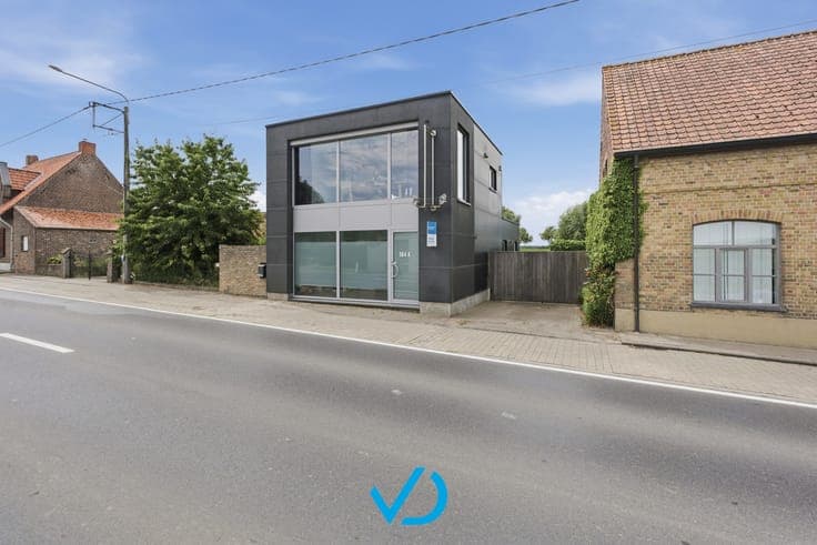 Instapklare woning met praktijkruimte en loftgevoel te Vo...