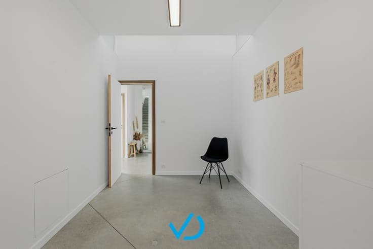 Instapklare woning met praktijkruimte en loftgevoel te Vo...