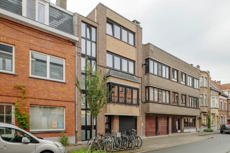 Renovated city house with 5 bedrooms, 3 terraces, garage