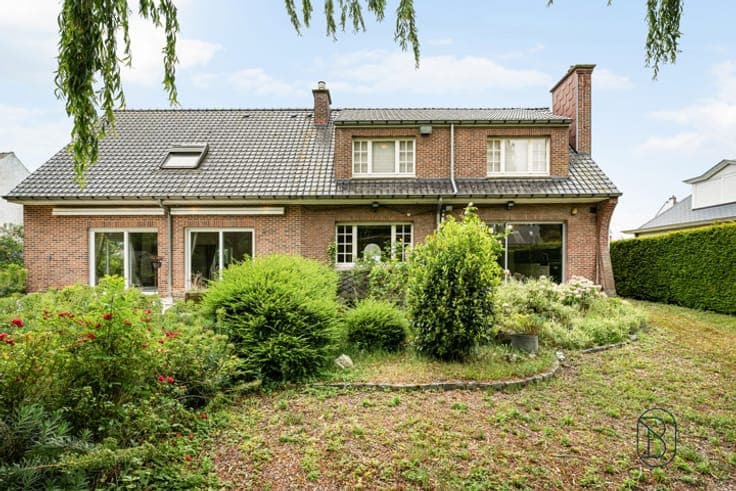 Spacious villa with solar panels and generous living areas