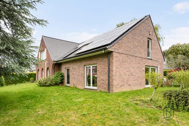 Spacious villa with solar panels and generous living areas