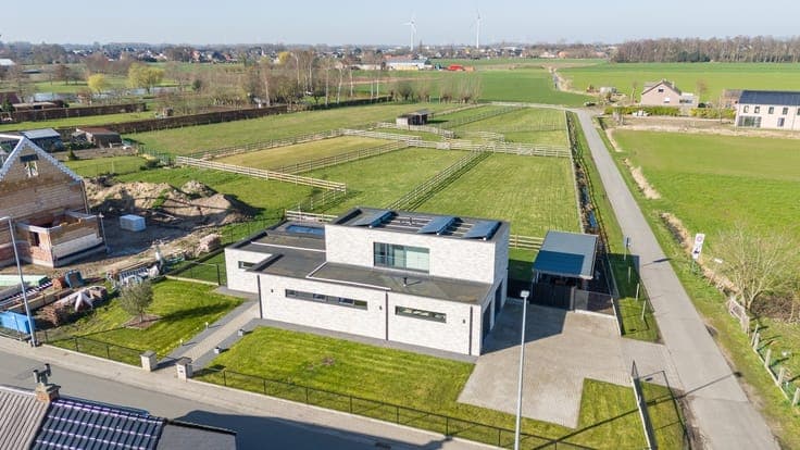 Recent villa with meadows on a spacious plot.