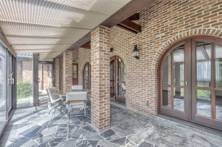 In Embourg, a spacious bungalow with garages and a garden.