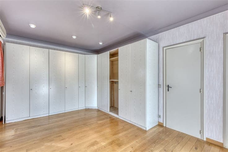 In Embourg, a spacious bungalow with garages and a garden.