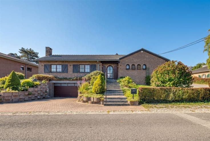 In Embourg, a spacious bungalow with garages and a garden.