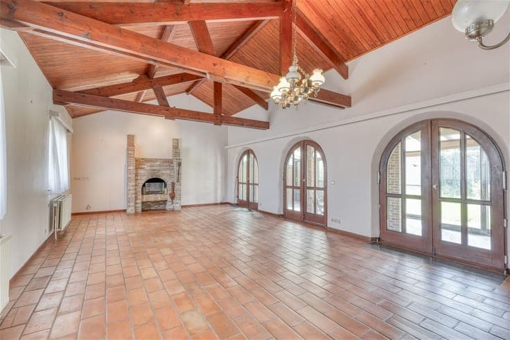 In Embourg, a spacious bungalow with garages and a garden.
