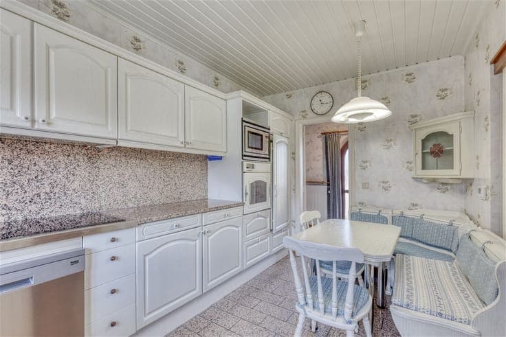 In Embourg, a spacious bungalow with garages and a garden.