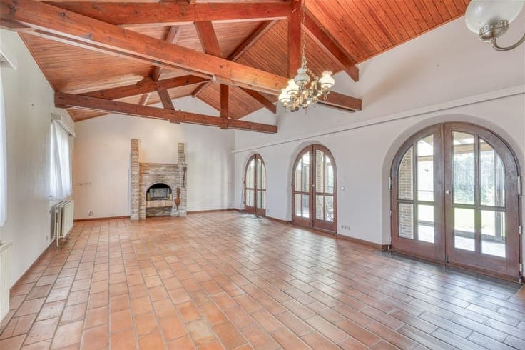 In Embourg, a spacious bungalow with garages and a garden.