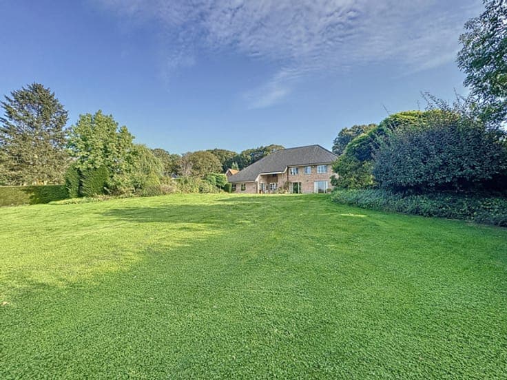 Prestigious villa with office and swimming pool