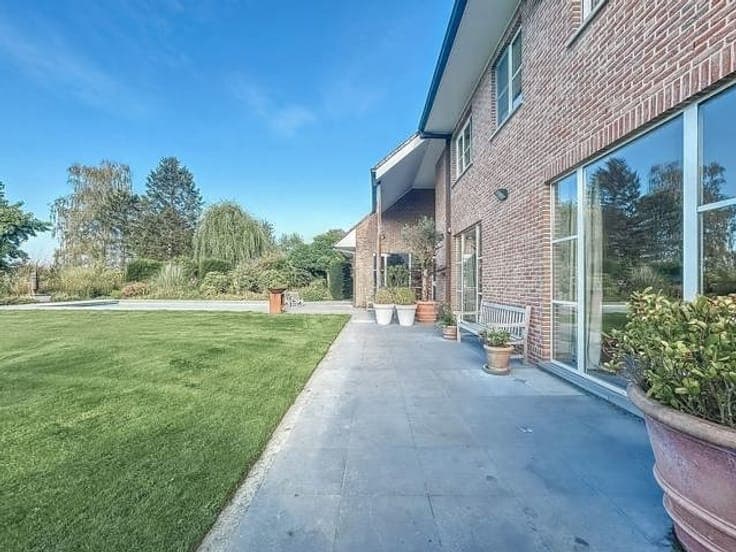 Prestigious villa with office and swimming pool