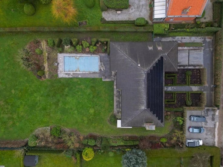 Prestigious villa with office and swimming pool