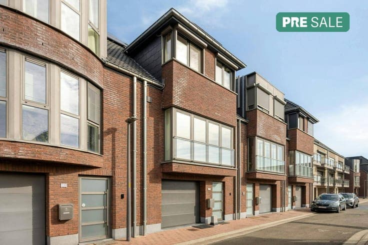 Modern two-storey house with garage and garden within walkin
