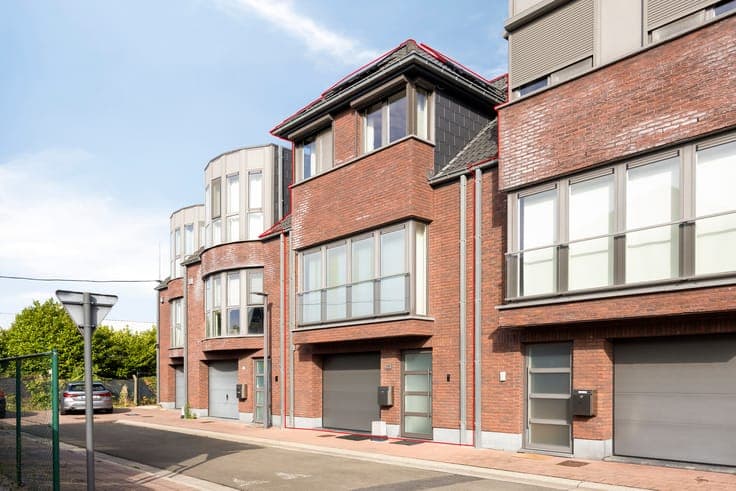 Modern two-storey house with garage and garden within walkin