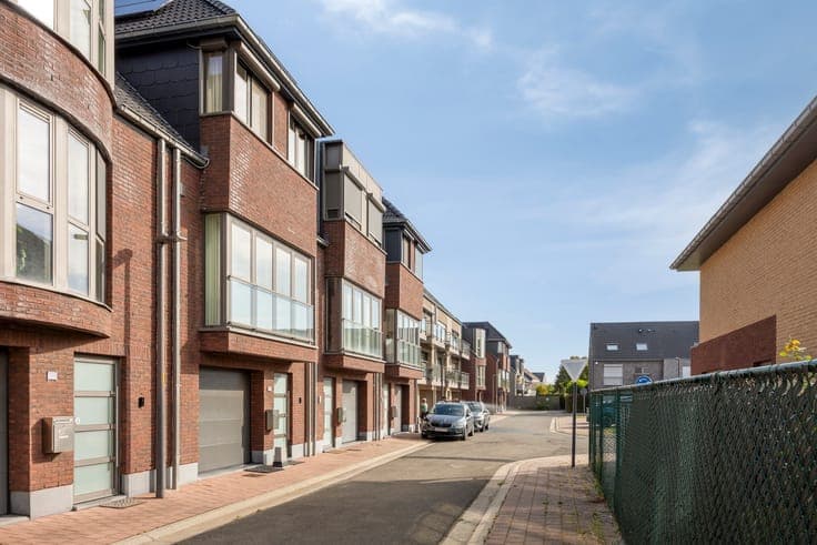 Modern two-storey house with garage and garden within walkin