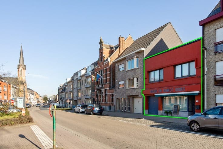 Woning met zwembad op toplocatie te Koningshooikt