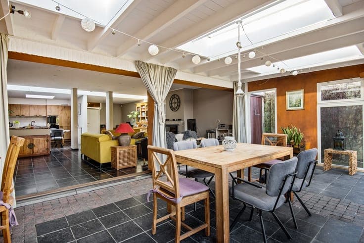Woning met zwembad op toplocatie te Koningshooikt