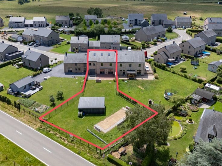 Vaste maison avec grand jardin et garage traversant