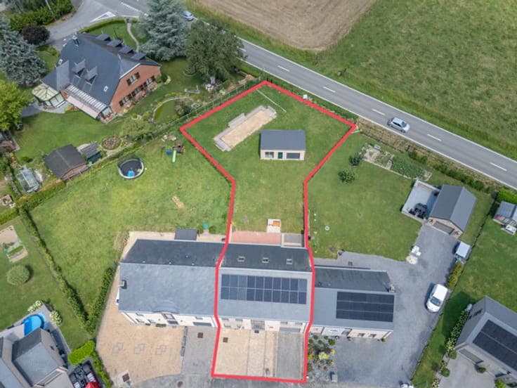 Vaste maison avec grand jardin et garage traversant