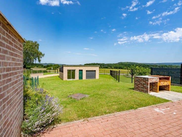Vaste maison avec grand jardin et garage traversant