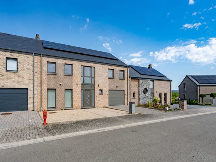 Vaste maison avec grand jardin et garage traversant
