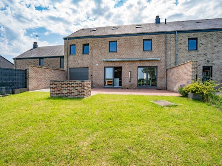 Vaste maison avec grand jardin et garage traversant