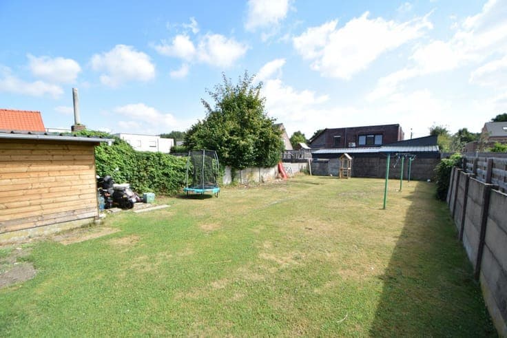 Te renoveren woning met 2 slaapkamers en mooie tuin.