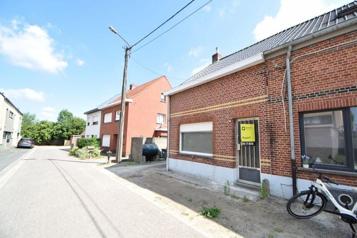 Te renoveren woning met 2 slaapkamers en mooie tuin.
