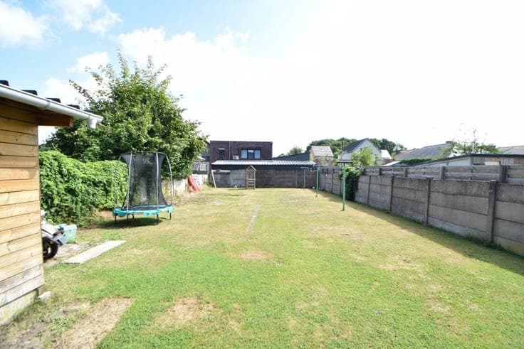 Te renoveren woning met 2 slaapkamers en mooie tuin.