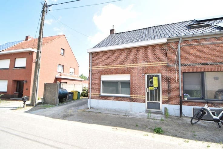 Te renoveren woning met 2 slaapkamers en mooie tuin.