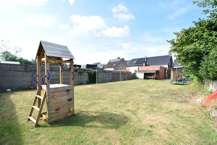 Te renoveren woning met 2 slaapkamers en mooie tuin.