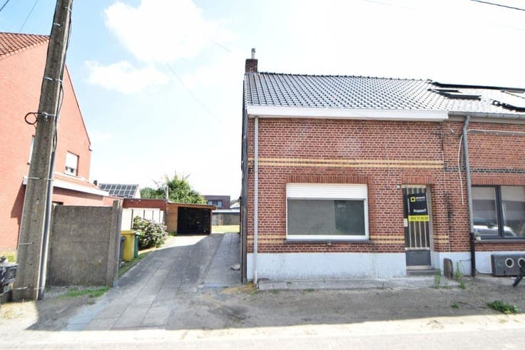 Te renoveren woning met 2 slaapkamers en mooie tuin.