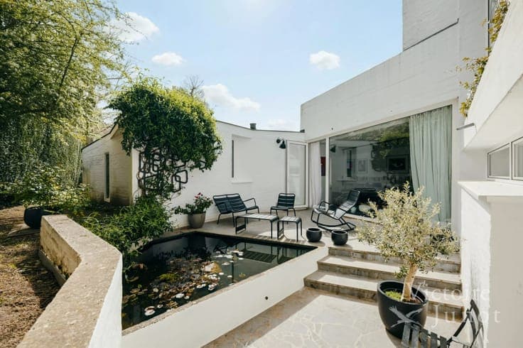 Modernist architect-designed house