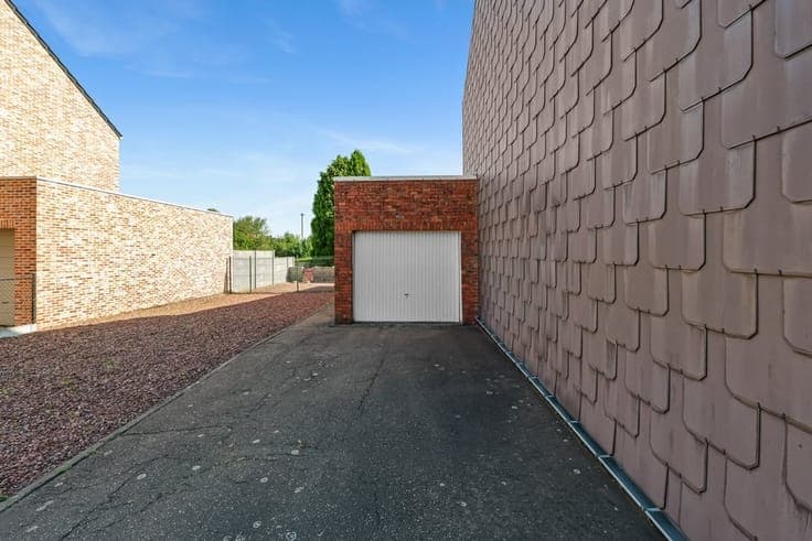 HALFOPEN BEBOUWING MET RUIME TUIN IN TIENEN