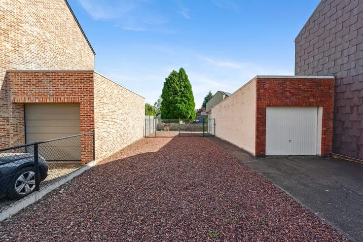 HALFOPEN BEBOUWING MET RUIME TUIN IN TIENEN