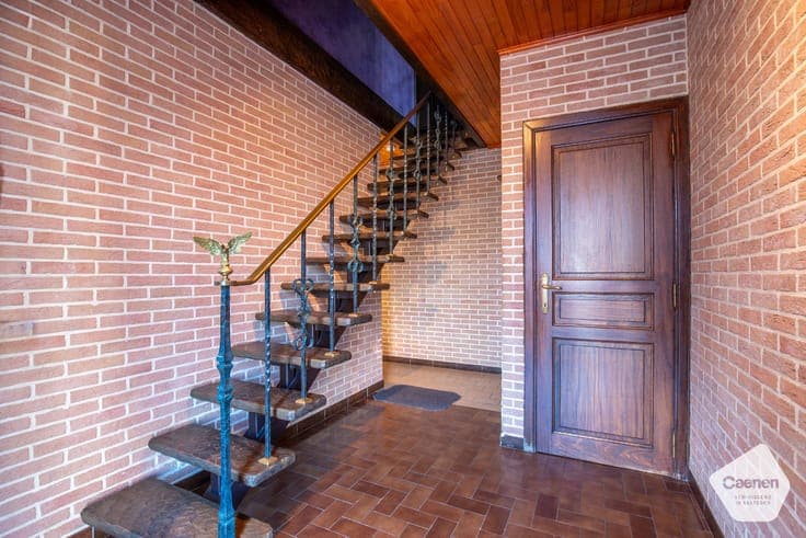 Vrijstaande stevige woning met 3 slaapkamers, inpandige g...