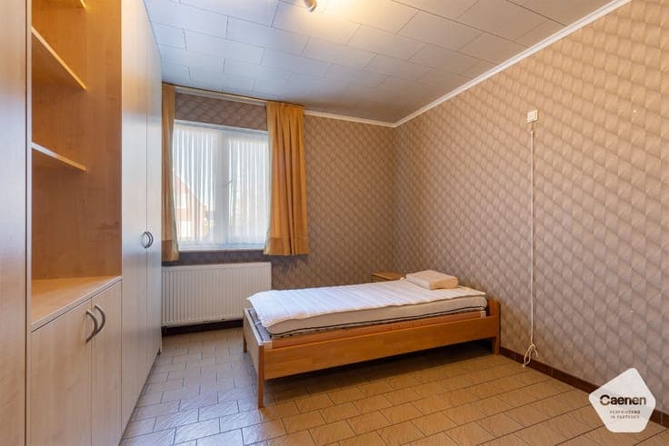 Vrijstaande stevige woning met 3 slaapkamers, inpandige g...