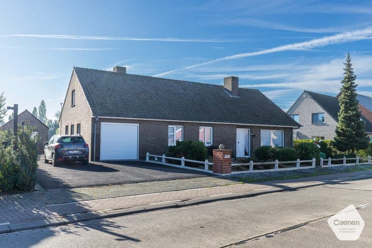 Vrijstaande stevige woning met 3 slaapkamers, inpandige g...