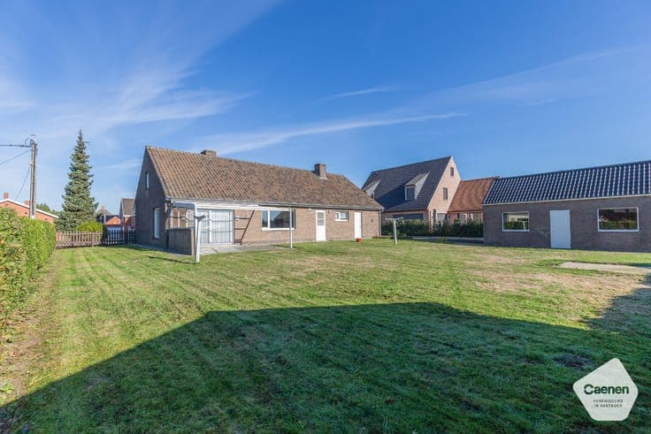 Vrijstaande stevige woning met 3 slaapkamers, inpandige g...