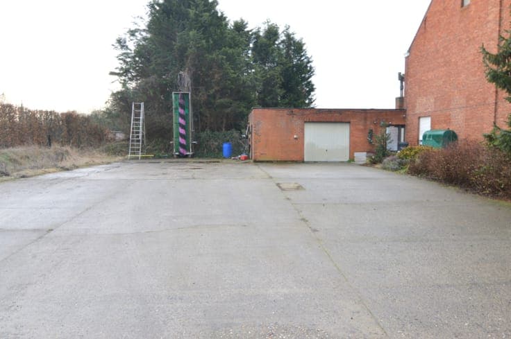 Te renoveren woning met ruim perceel grond te Putte.