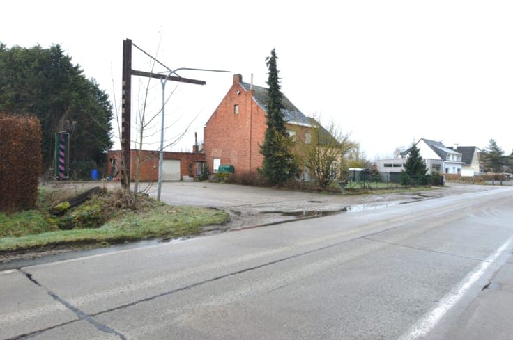 Te renoveren woning met ruim perceel grond te Putte.
