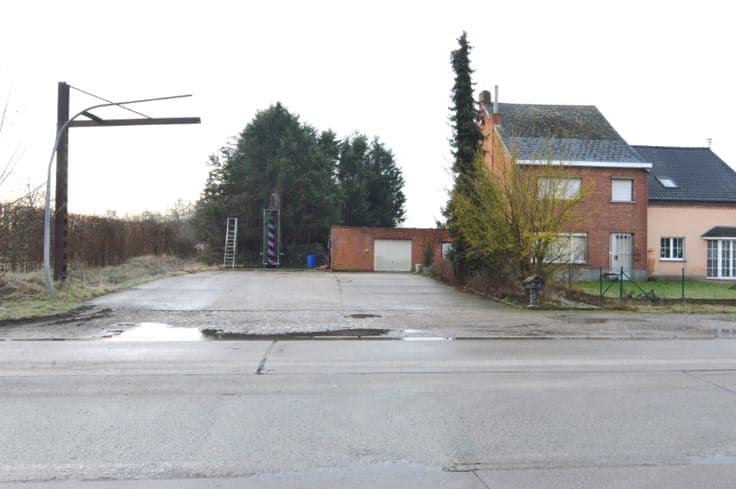 Te renoveren woning met ruim perceel grond te Putte.