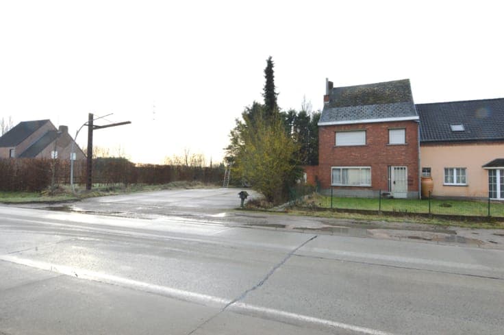 Te renoveren woning met ruim perceel grond te Putte.