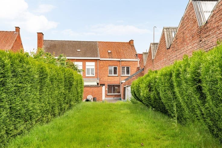 Te renoveren gezinswoning met 3 slaapkamers en grote tuin!